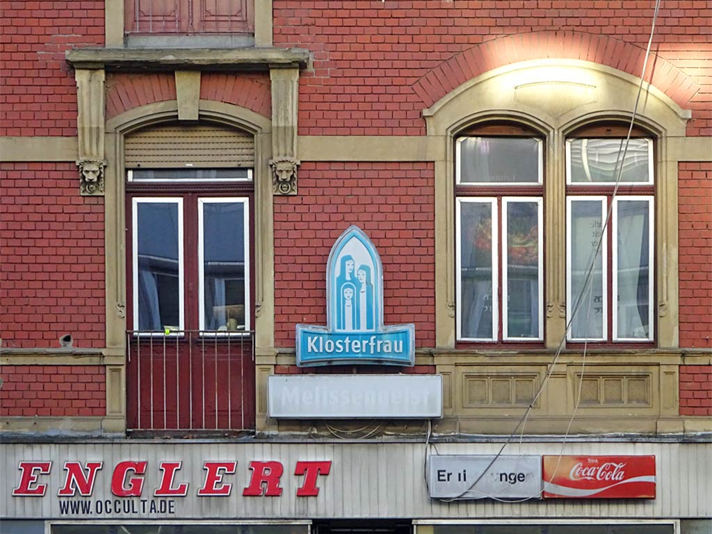 Hausfassade mit Klosterfrau-Melissengeist-Werbung in Frankfurt-Bockenheim