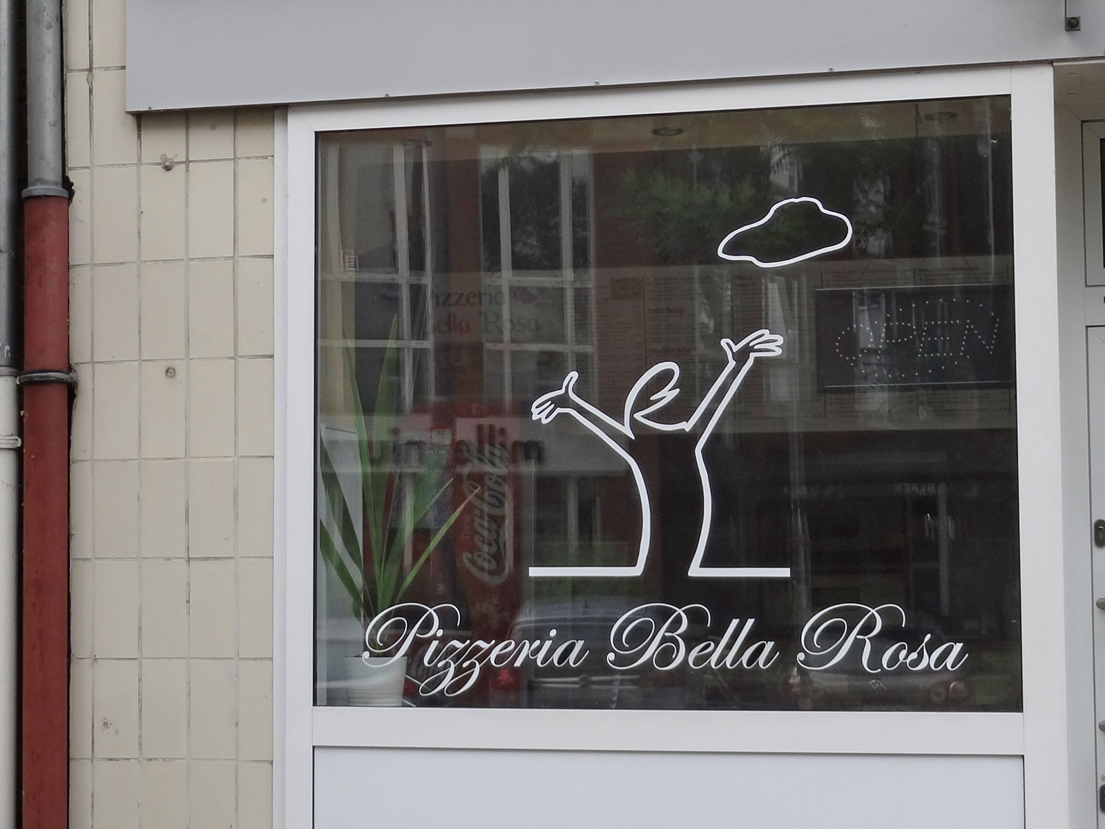 La Linea – Figur auf dem Fenster einer Pizzeria in Frankfurt am Main