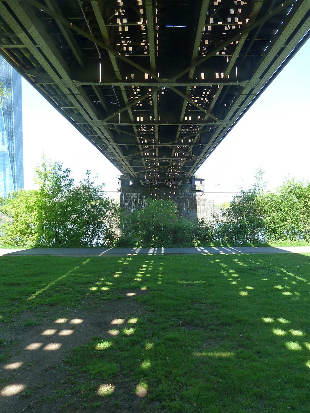 Licht- und Schattenspiele unterhalb der Deutschherrnbrücke in Frankfurt