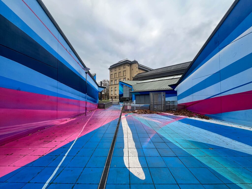 MadC - Mural Art in Darmstadt (Mit den Farben Cyan und Magenta bemalte Wände am Hessischen Landesmuseum)