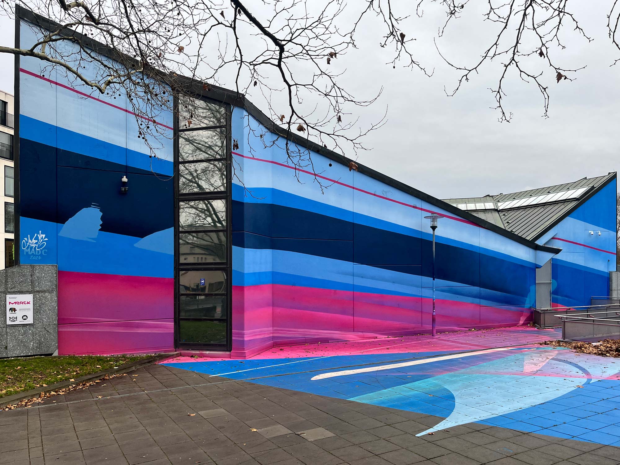 MadC - Mural Art in Darmstadt (Mit den Farben Cyan und Magenta bemalte Wände am Hessischen Landesmuseum)