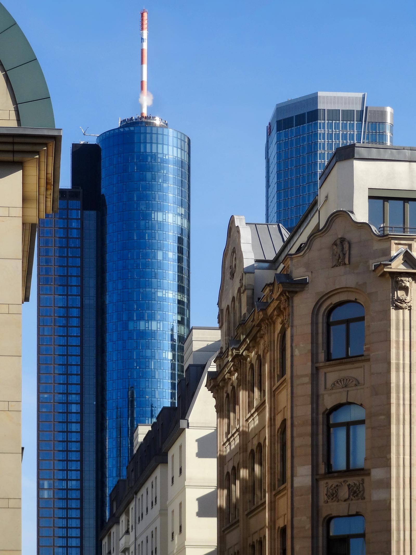 Maintower in Frankfurt an einem sonnigen Wintertag