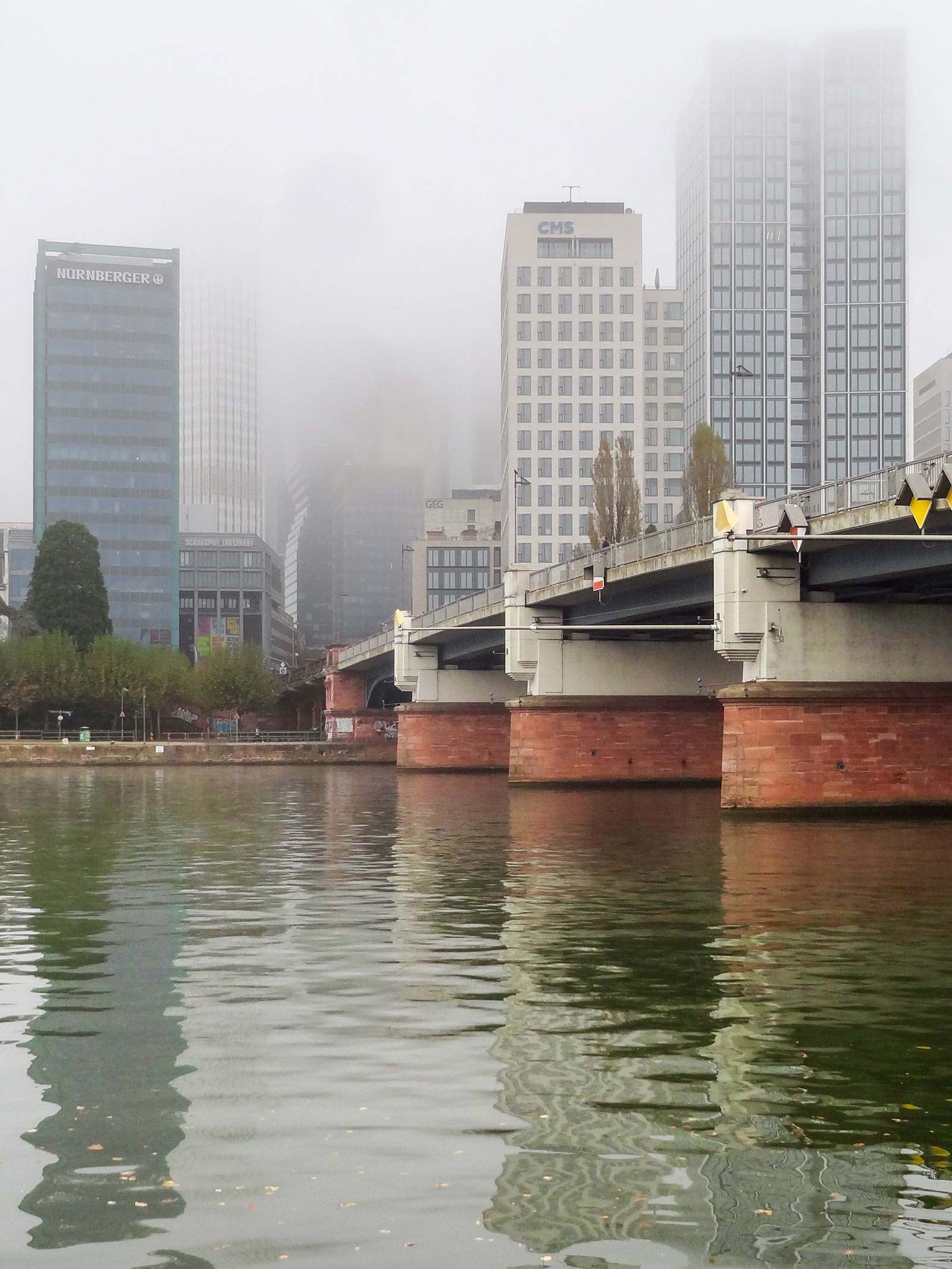 Mainufer und Skyline in Frankfurt im Hochnebel