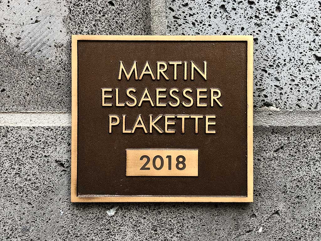 Martin-Elsässer-Plakatte am Historischen Museum Frankfurt