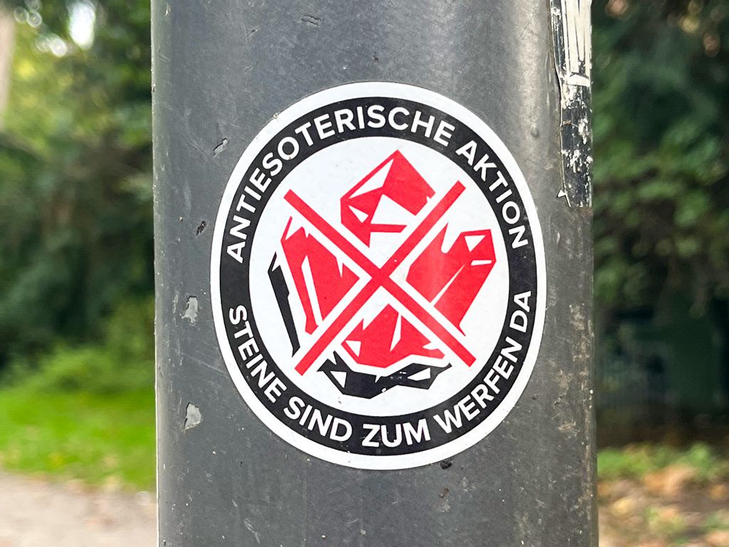 Meme des Logos der Antifaschistischen Aktion als Aufkleber - Antiesoterisch