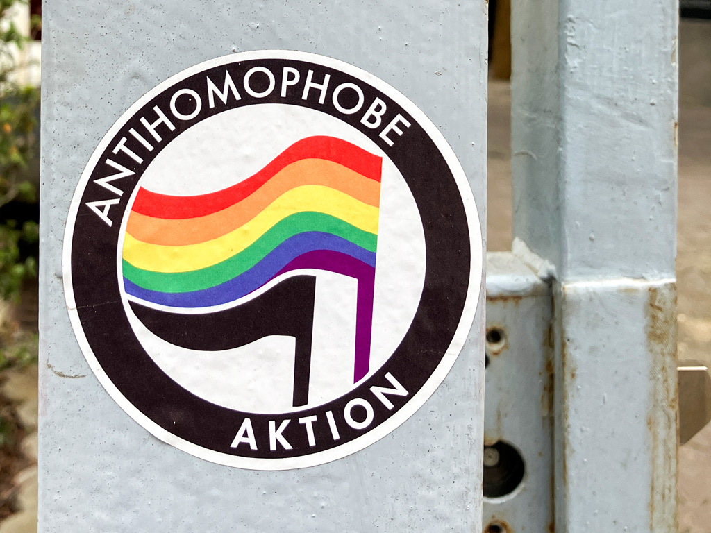 Meme des Logos der Antifaschistischen Aktion als Aufkleber - Antihomophobie