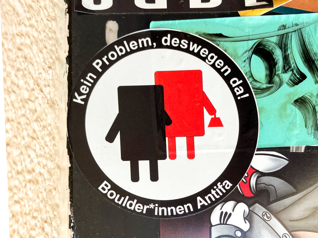 Meme des Logos der Antifaschistischen Aktion als Aufkleber - Boulder*innen