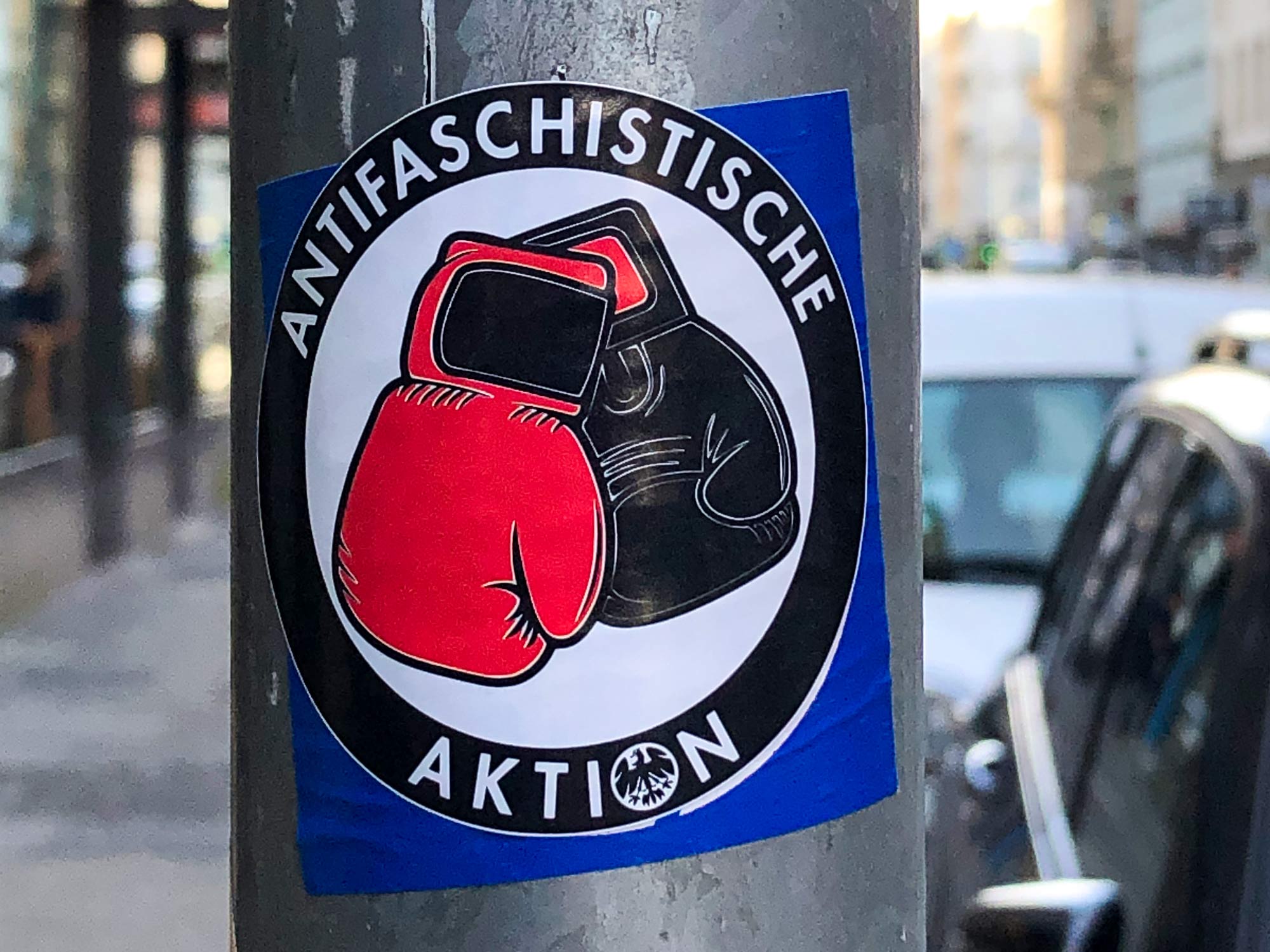 Meme des Logos der Antifaschistischen Aktion als Aufkleber - Boxhandschuhe mit Eintracht-Frankfurt-Wappen