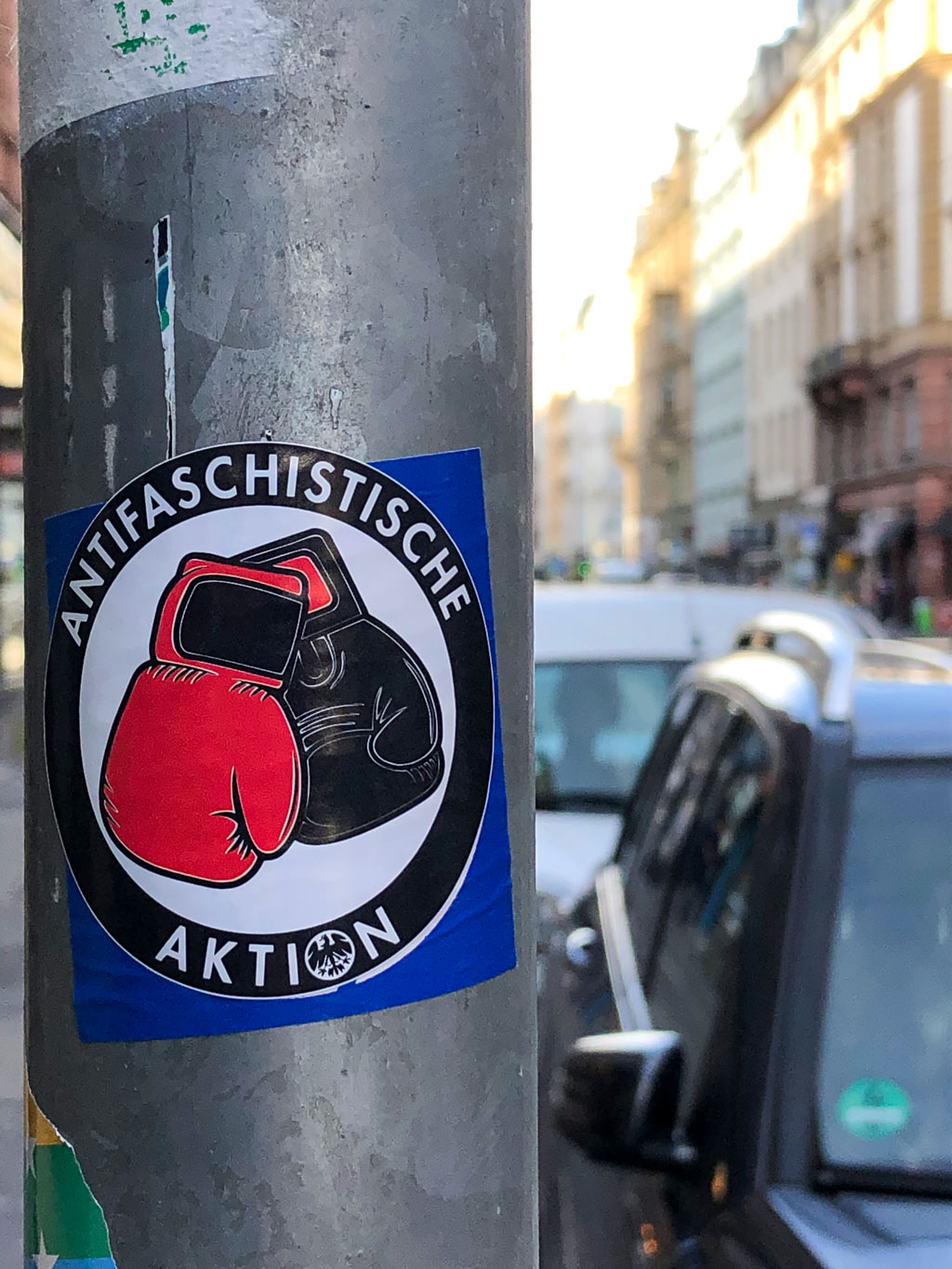 Meme des Logos der Antifaschistischen Aktion als Aufkleber - Boxhandschuhe mit Eintracht-Frankfurt-Wappen