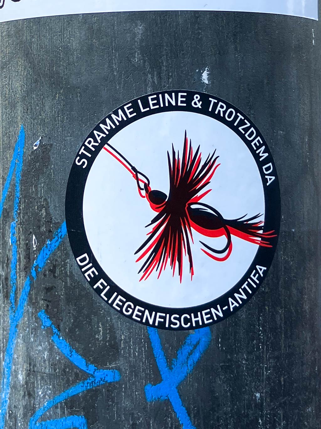 Meme des Logos der Antifaschistischen Aktion als Aufkleber - Fliegenfischen