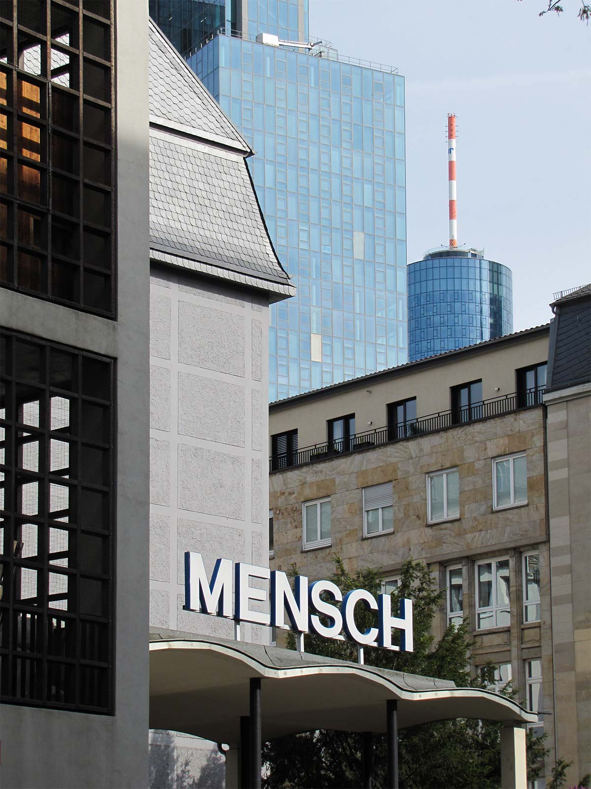 Mensch-Schriftzug vor der Weißfrauenkirche in Frankfurt