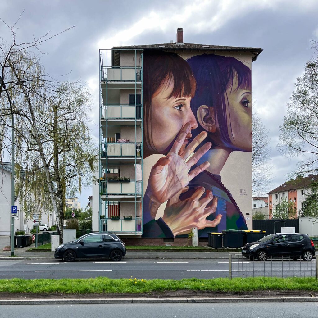 Mural mit zwei Frauen von Case Ma'Claim in Offenbach