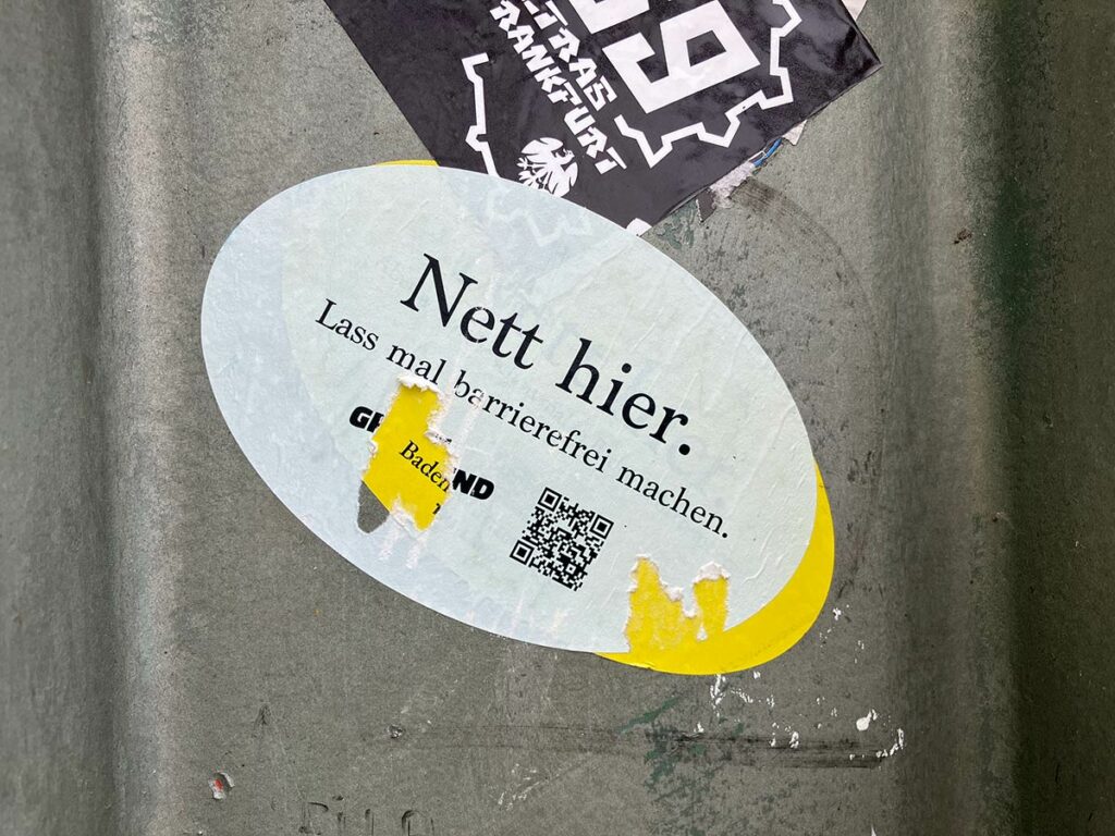 Nett hier, Lass mal barrierefrei machen. (Aufkleber)