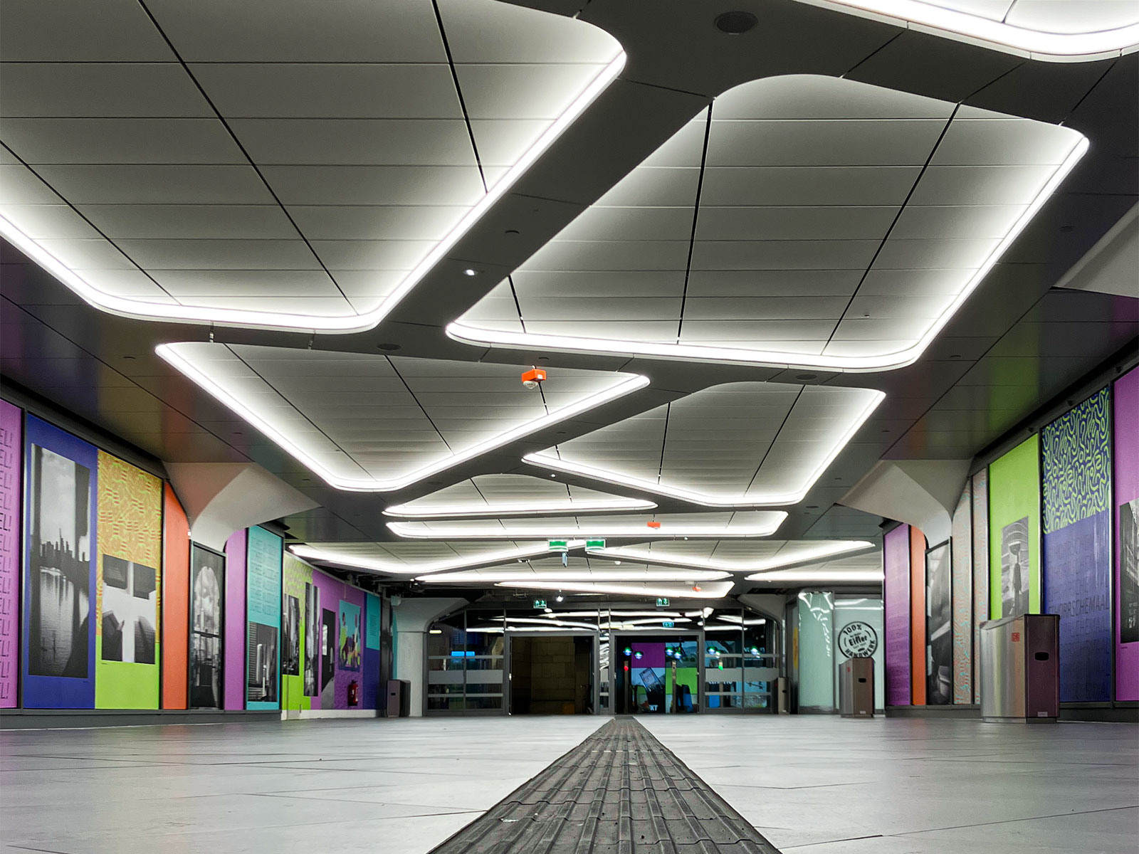 Neue grafische Gestaltung und Deckenbeleuchtungskonzept in der B-Ebene des Frankfurter Hauptbahnhofs