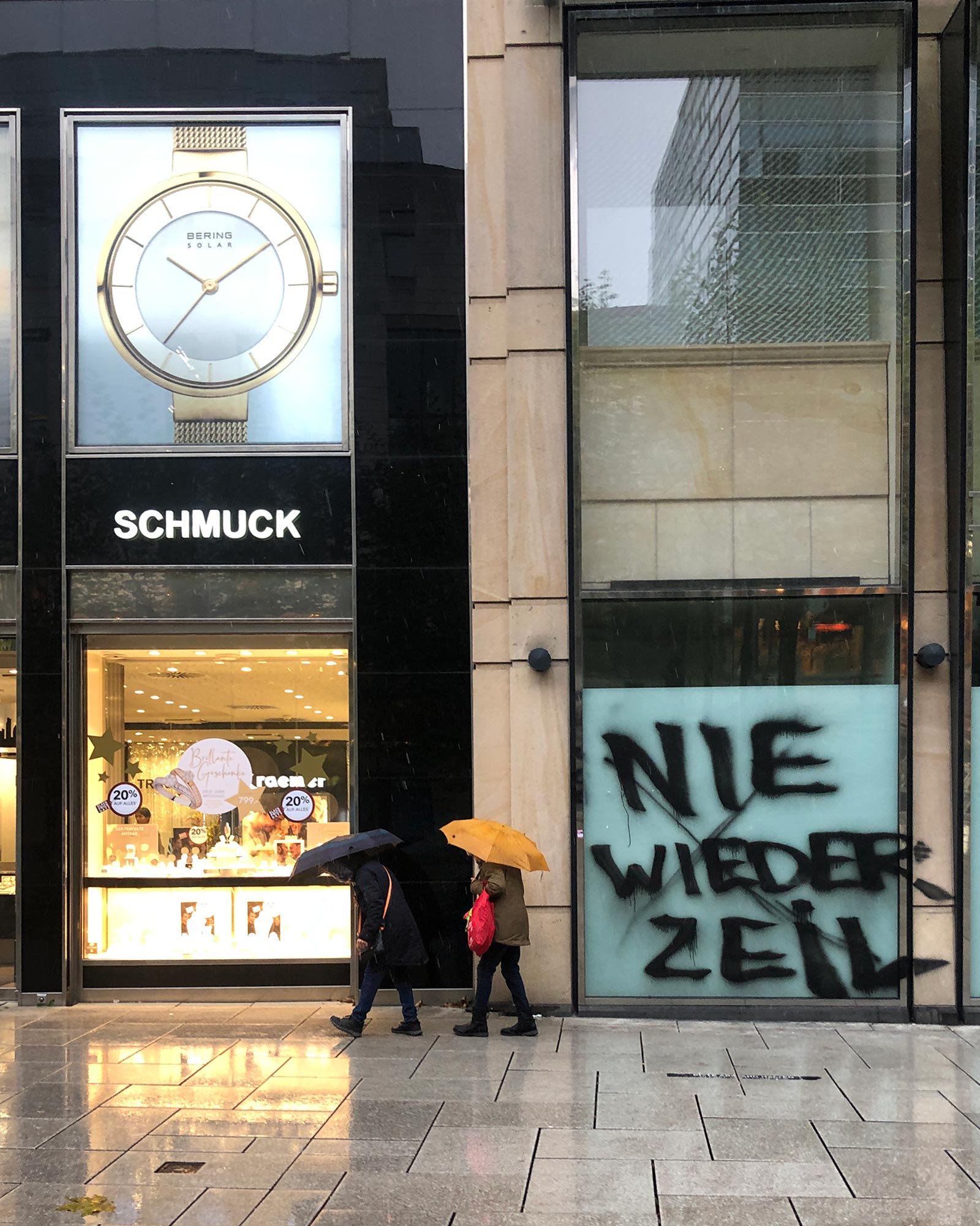 Nie wieder Zeil - Gesprühter Spruch auf der Zeil in Frankfurt