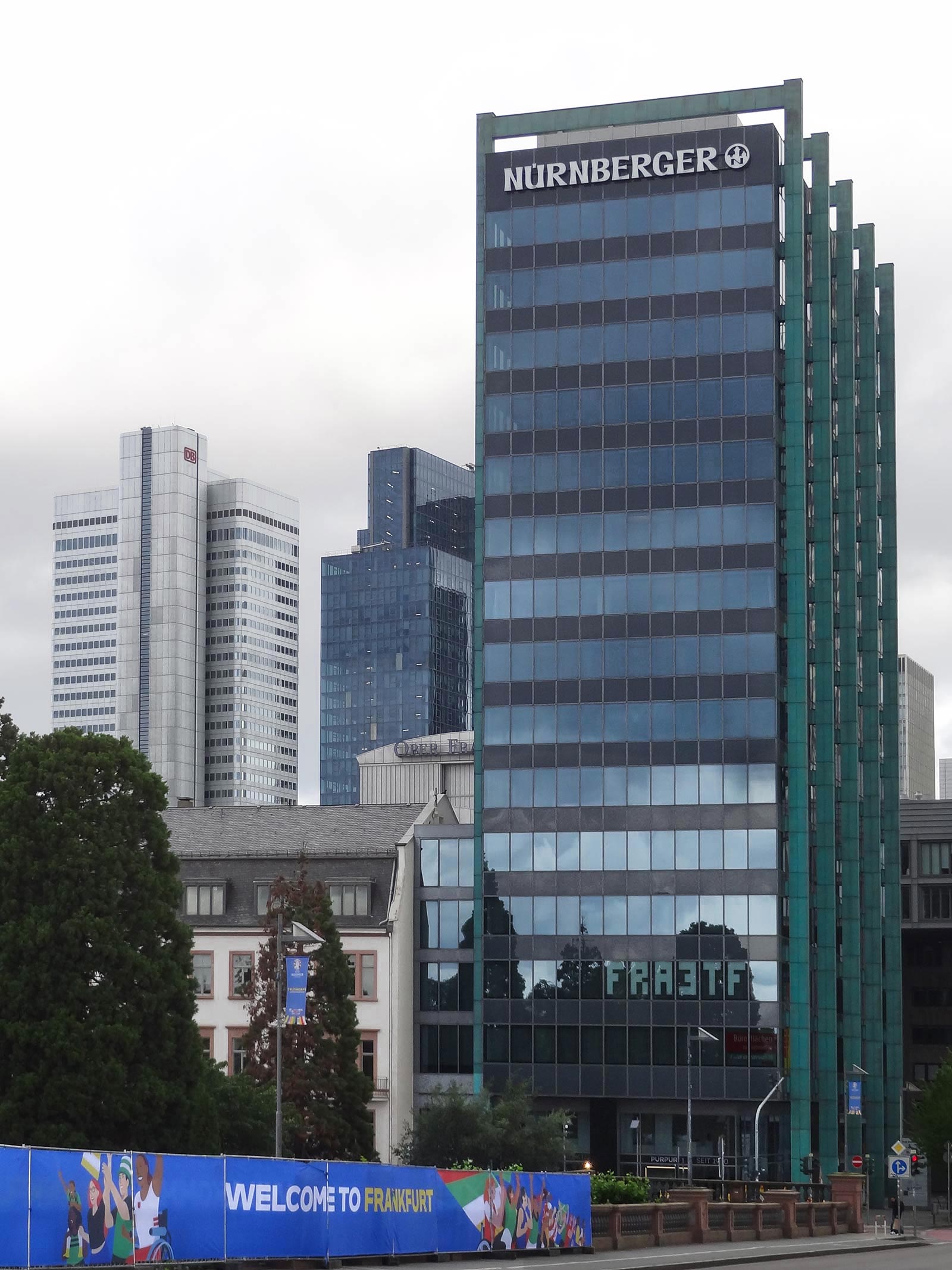 Nürnberger-Hochhaus und EURO-2024-Banner am Mainufer Frankfurts