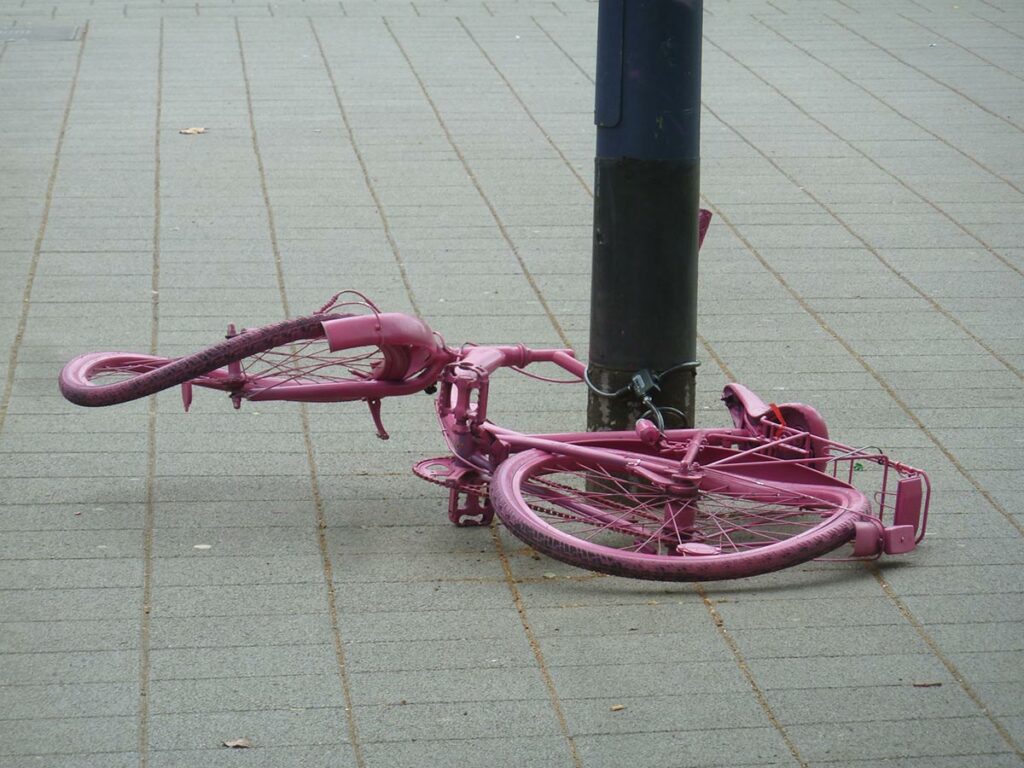 Pink besprühtes Fahrradwrack in Frankfurt (2017)