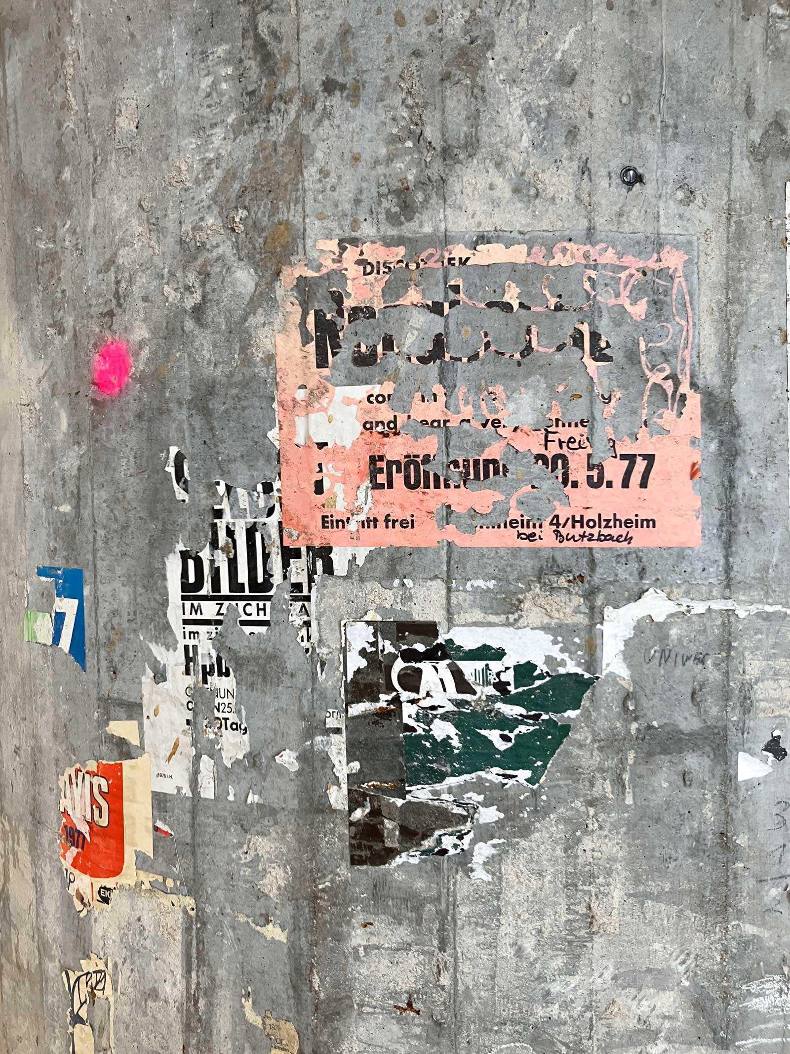 Plakatreste aus den 1970er Jahren im Frankfurter Hauptbahnhof