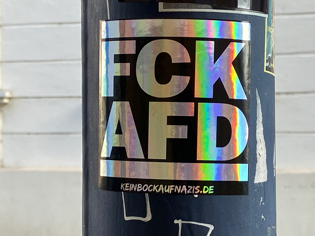 Politisch motivierte Slogans gegen Rechts