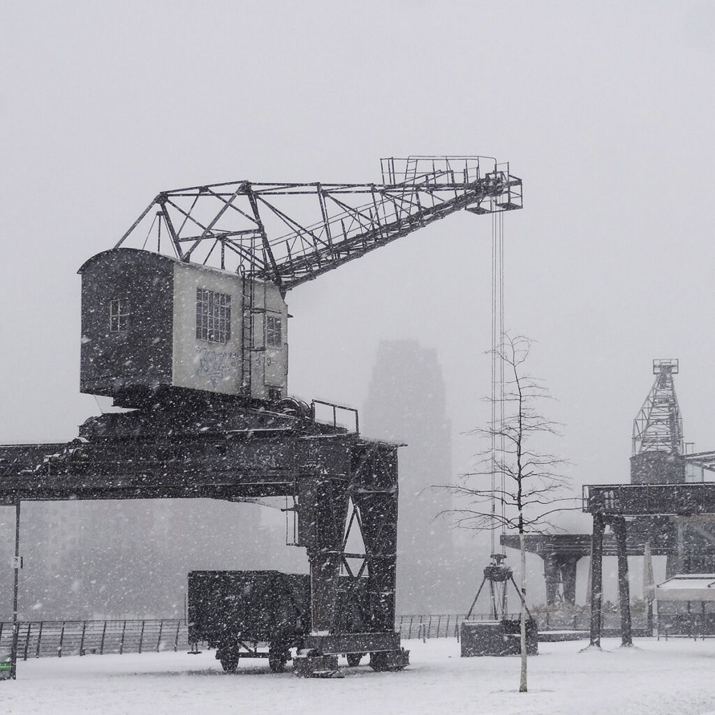 Schnee am Mainufer beim Kran an der Ruhrorter Werft in Frankfurt