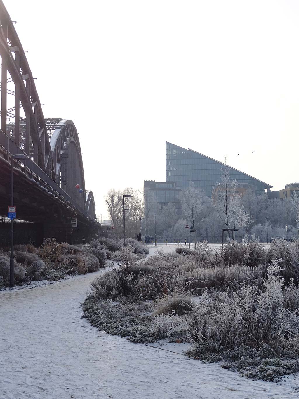 Schnee bei Hafenpark und Honsellbrücke in Frankfurt