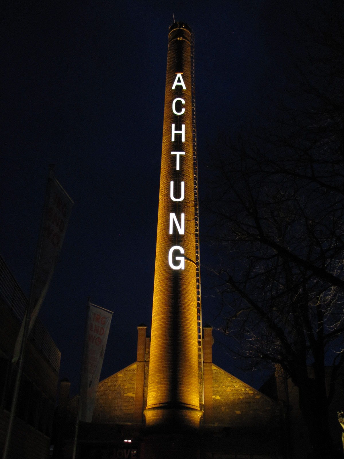 Schornstein auf dem Union-Gelände mit dem Schriftzug „Achtung“