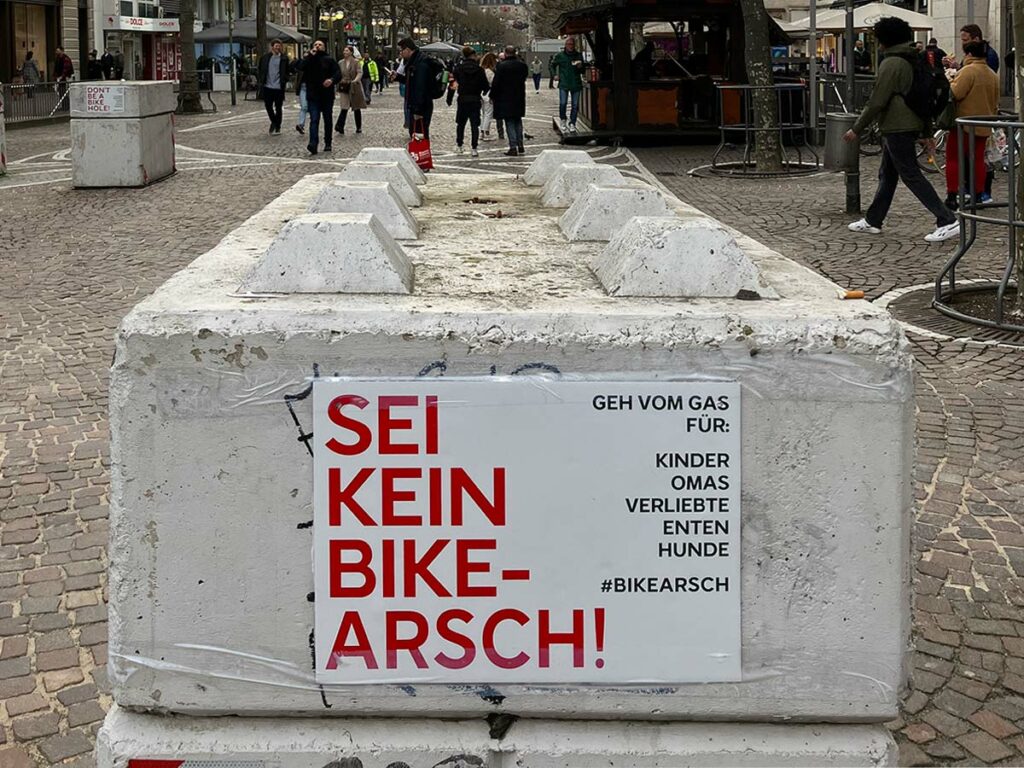Sei kein Bikearsch - Schild in der Freßgass in Frankfurt