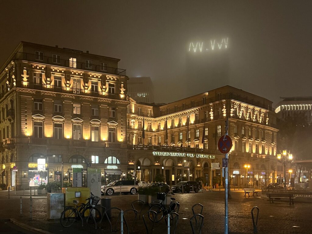 Steigenberger Frankfurter Hofam Abend und Winx Tower im Nebel