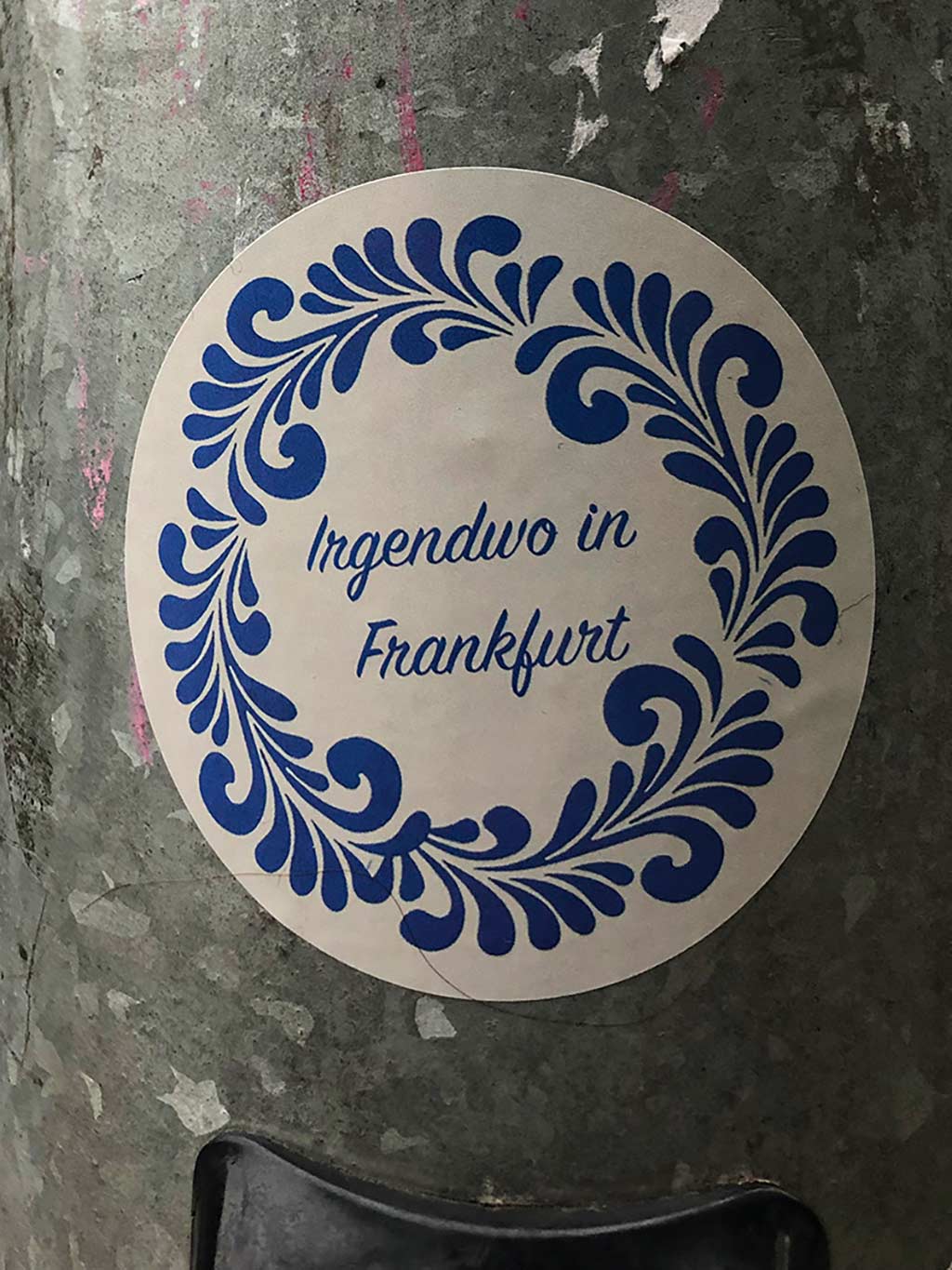 Frankfurt-Aufkleber | Sticker of Frankfurt: Irgendwo in Frankfurt mit Bembel-Ornamente umkreist