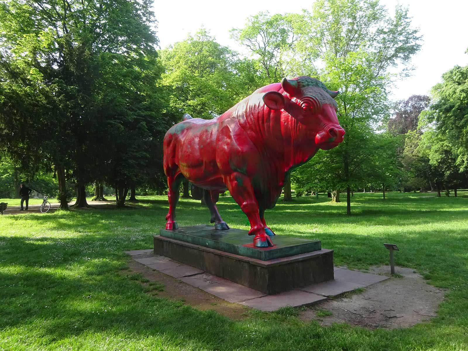 Stier-Skulptur im Günthersburgpark mit roter Farbe