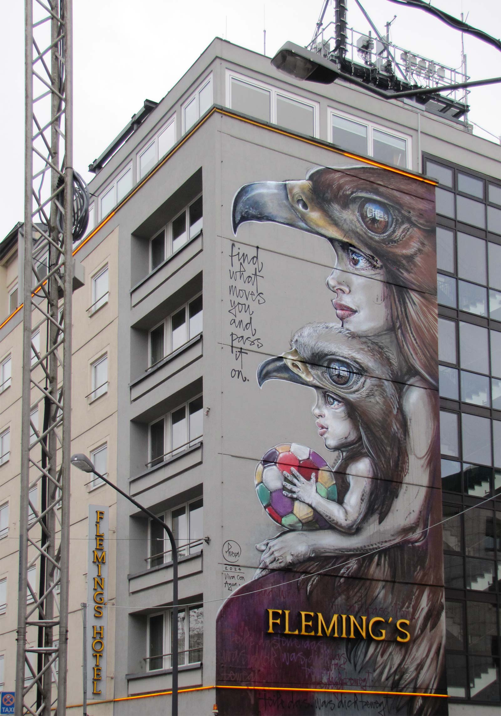 Street Art von Hera an der Fassade des Flemings Hotel