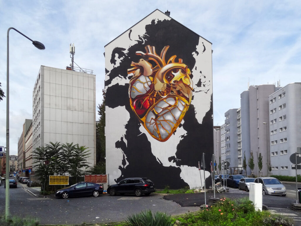 Streetart mit Weltkarte und goldenem Herz an Haus in der Seilerstraße in Frankfurt