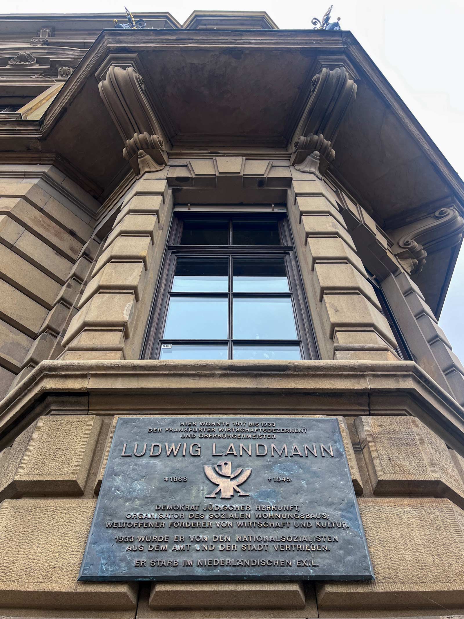 Tafel mit Frankfurt-Adler von Hans Leistikow erinnert an Wohnhaus von Ludwig Landmann