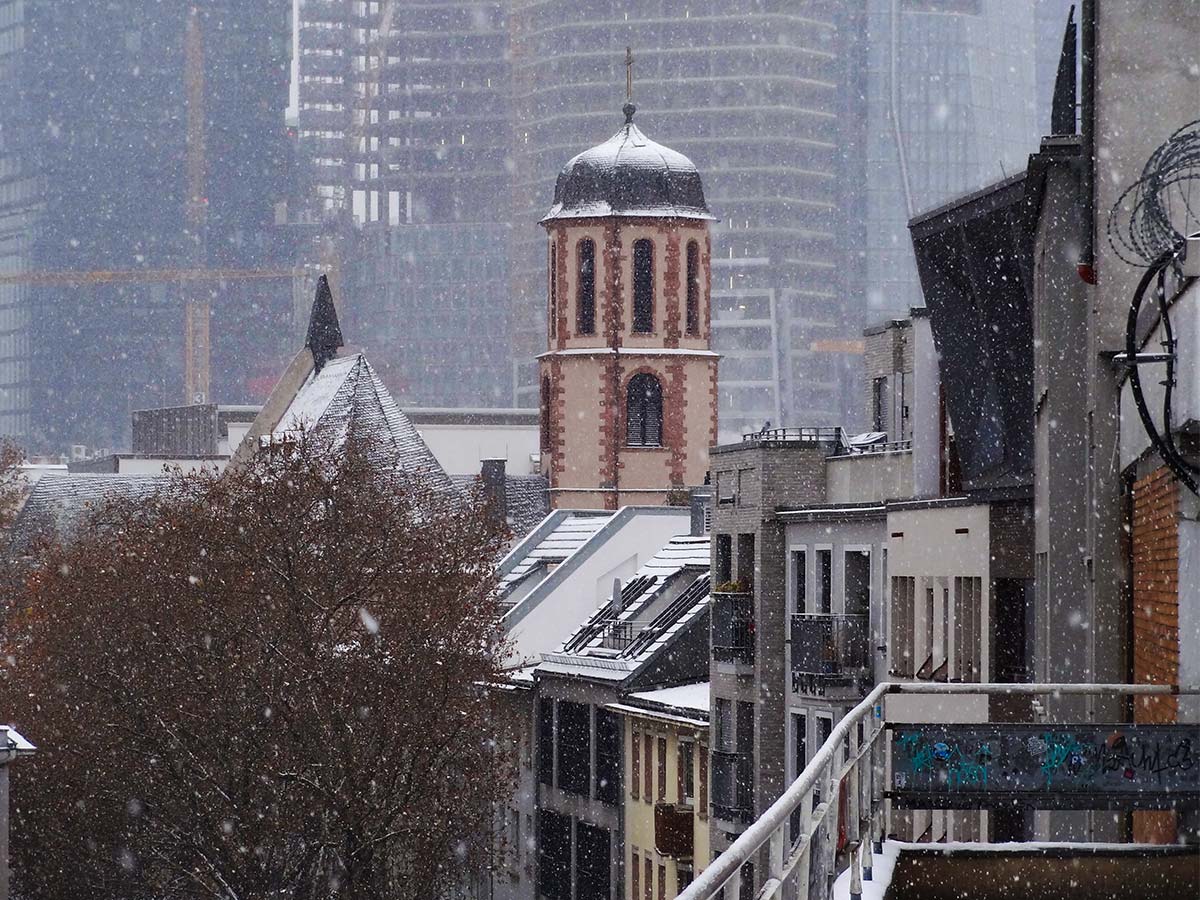 Töngesgasse und Liebfrauenkirche in Frankfurt während es schneit