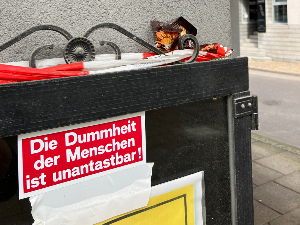 Urban Art Frankfurt - Die Dummheit des Menschen in unantastbar