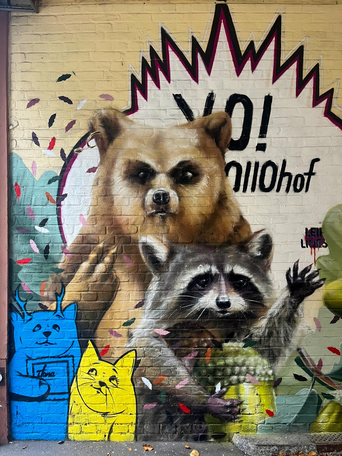 Urban Art im OllOhof in Mainz - Großes Bild mit Braunbär, Waschbär und anderen Motiven