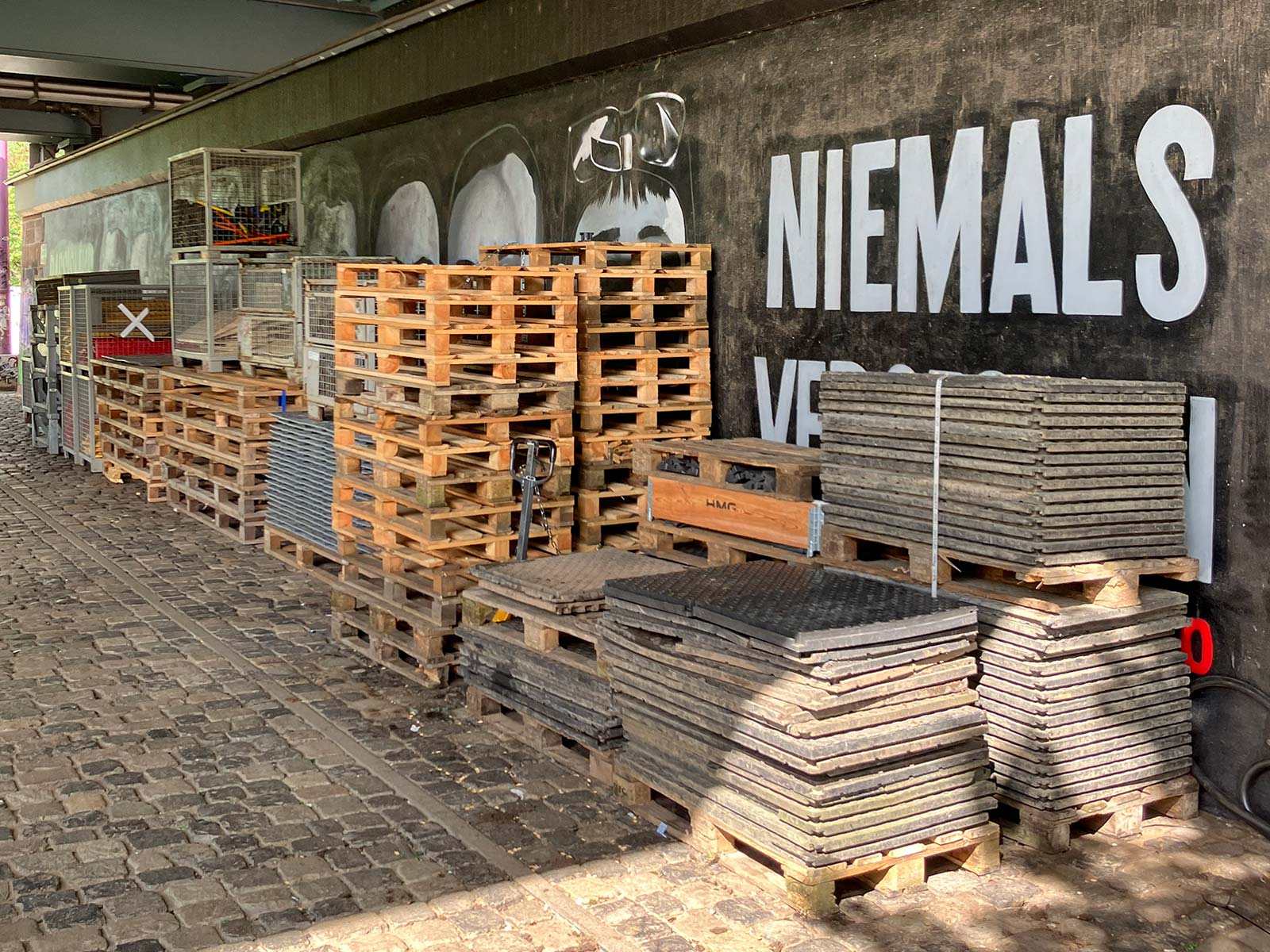 Vorbereitungen für EM 2024 in Frankfurt sorgen für verschmutzes Hanau-Mural