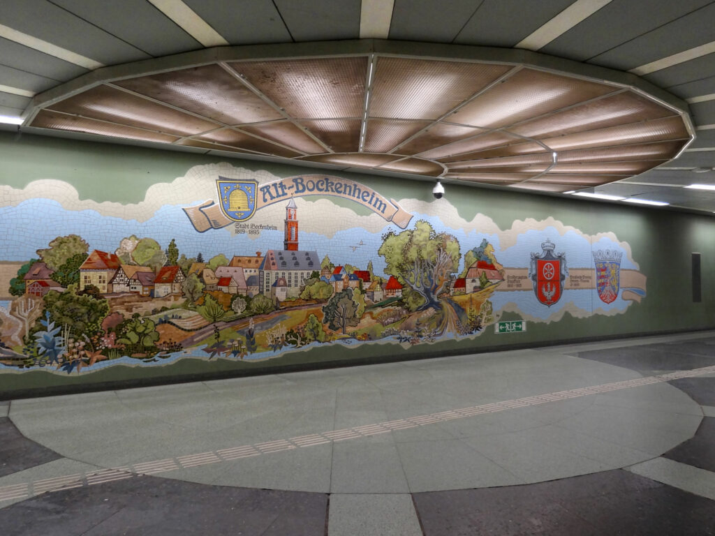 Wandbild in der B-Ebene der U-Bahn-Station Kirchplatz in Frankfurt-Bockenheim