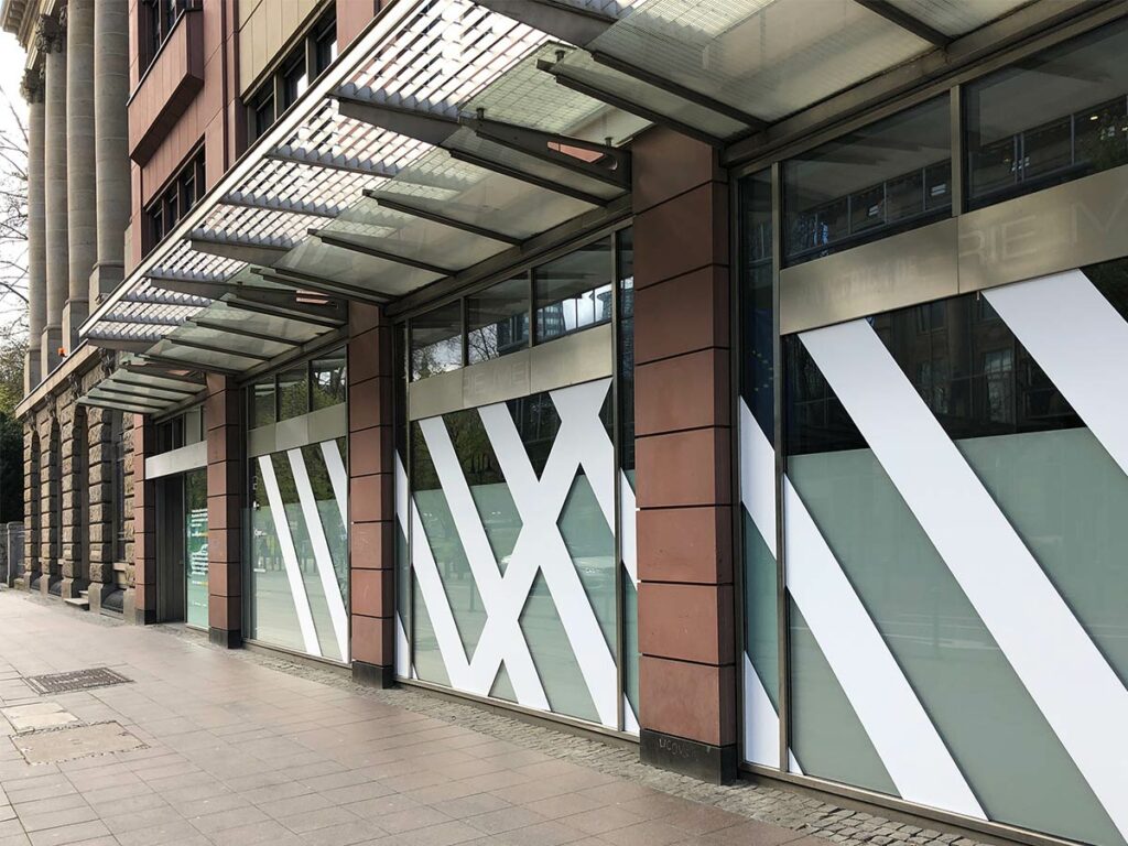 Weiße, diagonale Streifen an Schaufenster von Neue Kaiser in Frankfurt