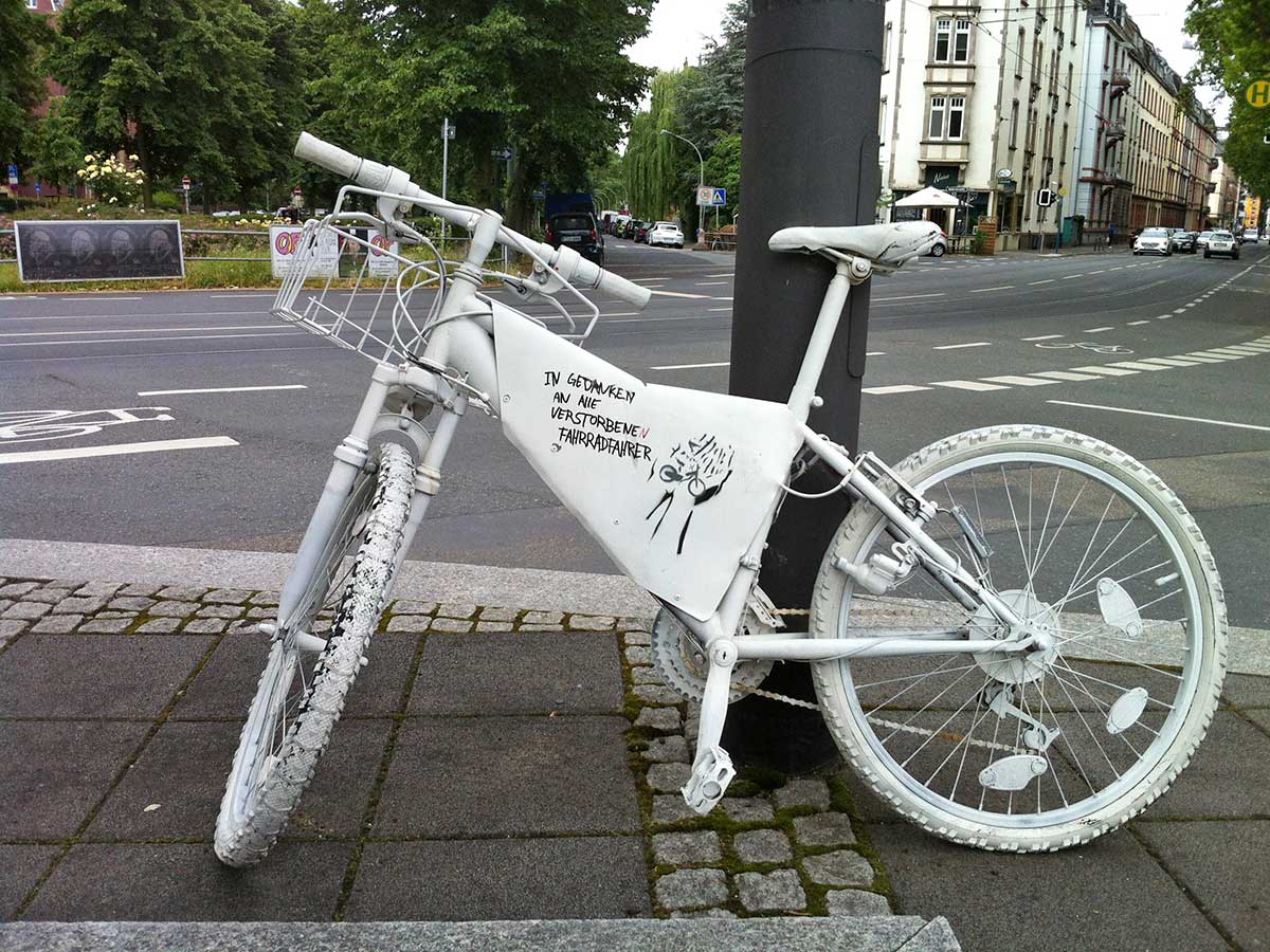 Weißes Ghost Bike in Frankfurt