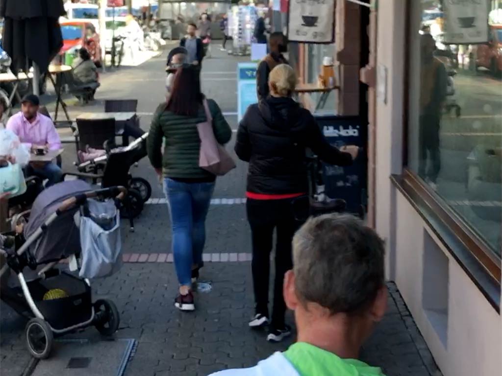 Weniger Platz auf dem Gehweg wegen Außengastronomie in der Berger Straße in Frankfurt Bornheim