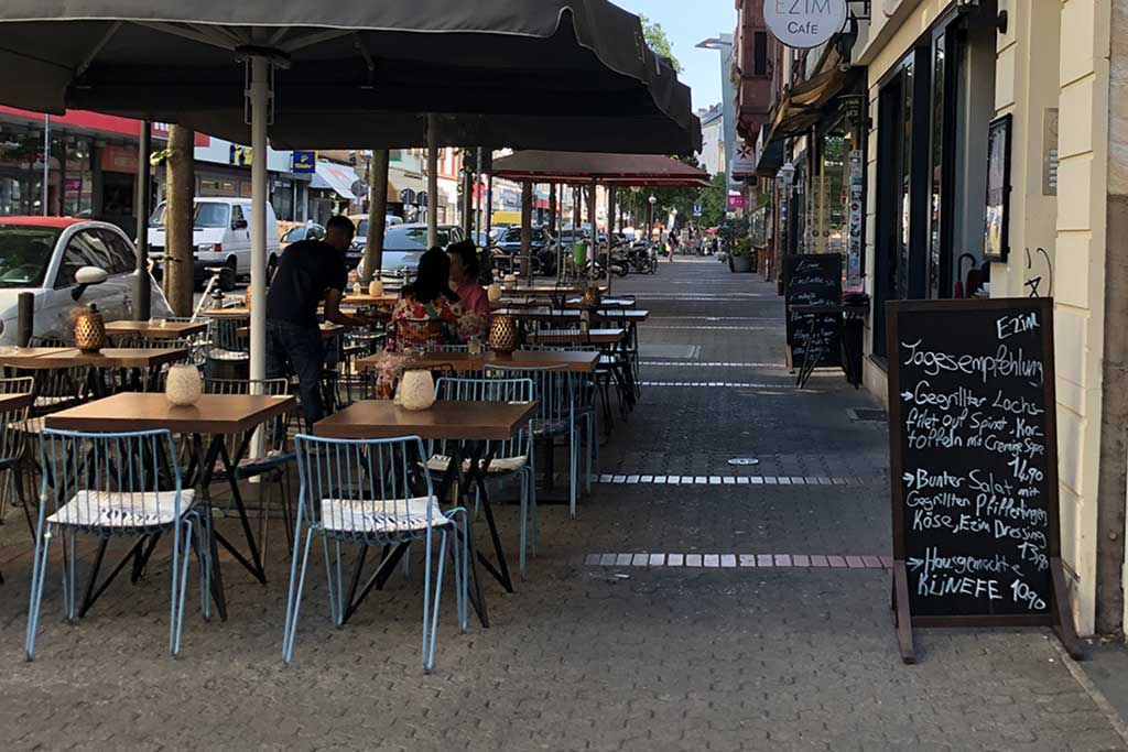 Weniger Platz für Fußgänger auf dem Gehweg Ausßengastronomie in der Berger Straße in Frankfurt Bornheim