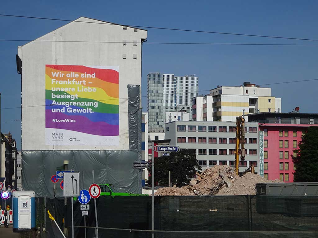 Wir alle sind Frankfurt - #LoveWins-Banner im Allerheiligenviertel