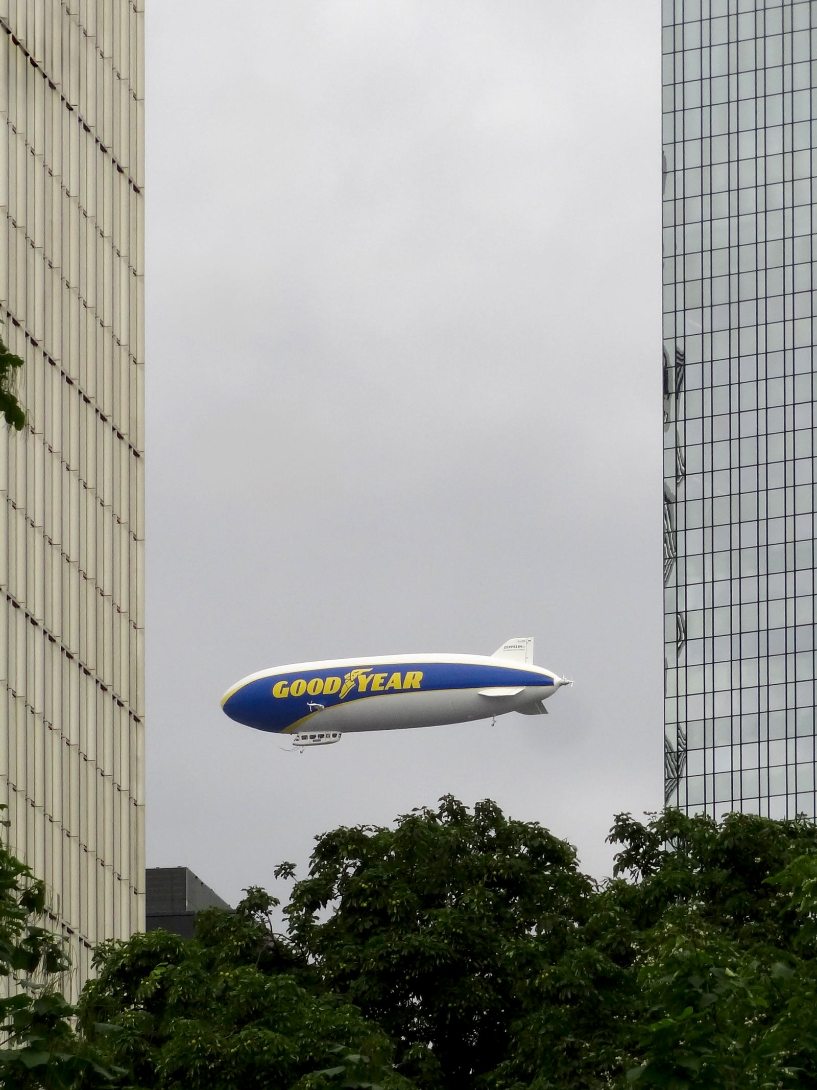 Zeppelin mit Goodyear-Schriftzug schwebt über Frankfurt