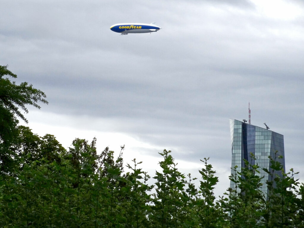 Zeppelin mit Goodyear-Schriftzug schwebt über Frankfurt